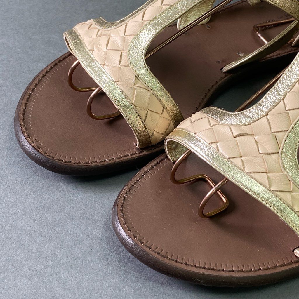 2e7 BOTTEGA VENETA ボッテガ ヴェネタ イントレチャート ストラップ フラットサンダル 37 ベージュ ブラウン レザー イタリア製 編み込み メタリック