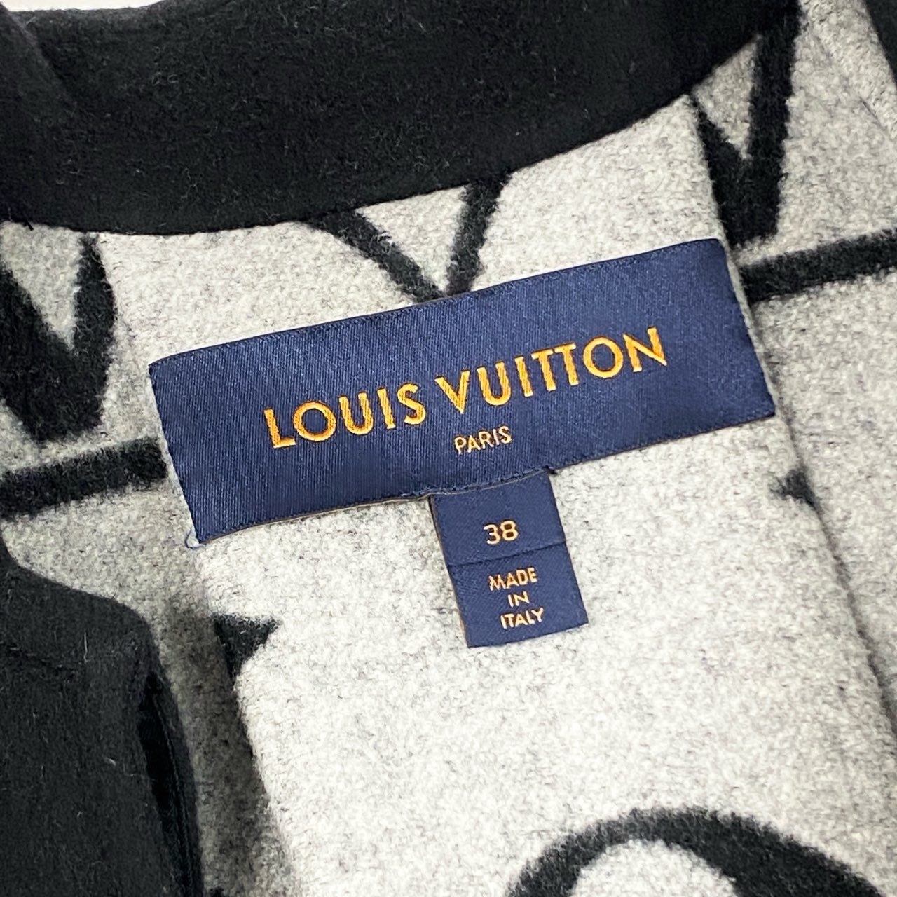 32k28 《極美品》 LOUIS VITTON ルイヴィトン 21年製 ウールポンチョ マントコート ロング 裏地 ジャイアントモノグラム イタリア製 羊革 国内正規品 38 ブラック レディース