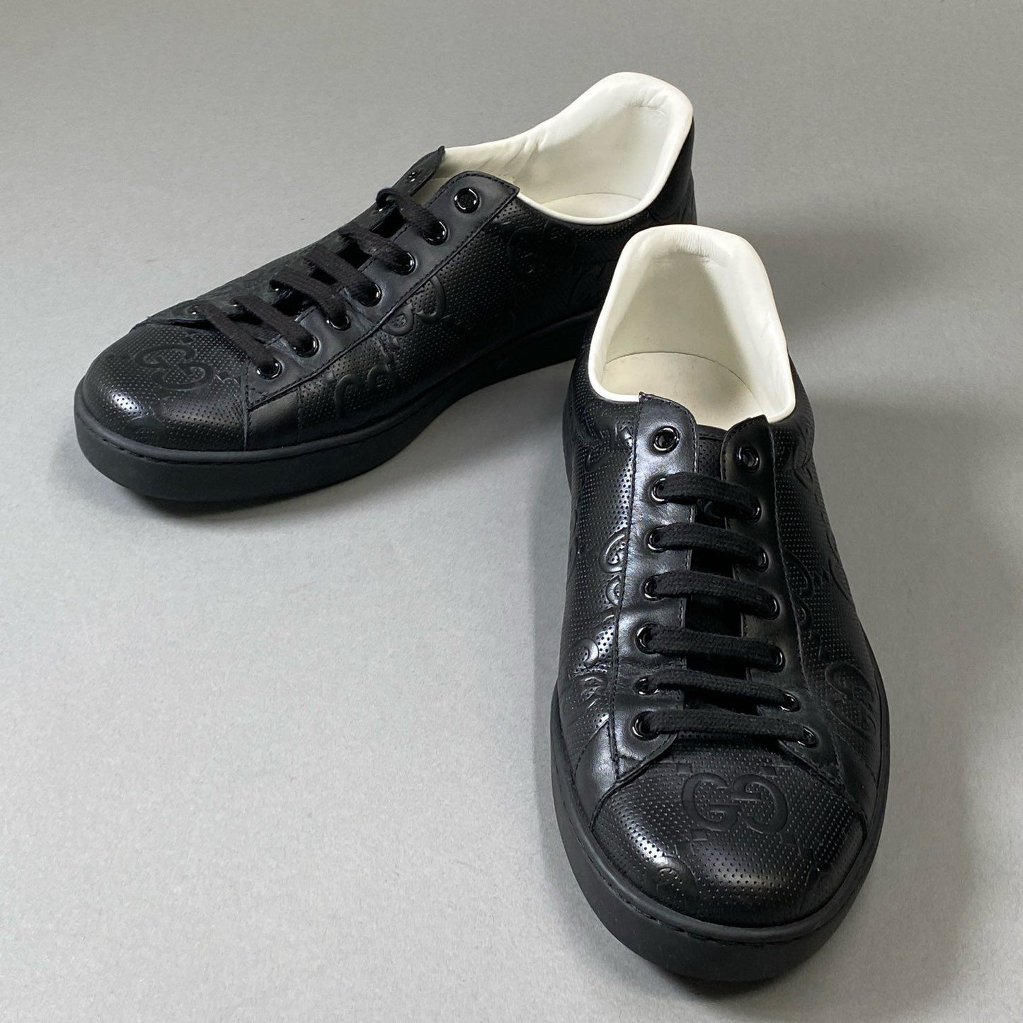 4i30 《美品》 GUCCI グッチ GGエンボス レザースニーカー ローカットスニーカー 625787 8 1/2サイズ ブラック レザー メンズ シューズt18r