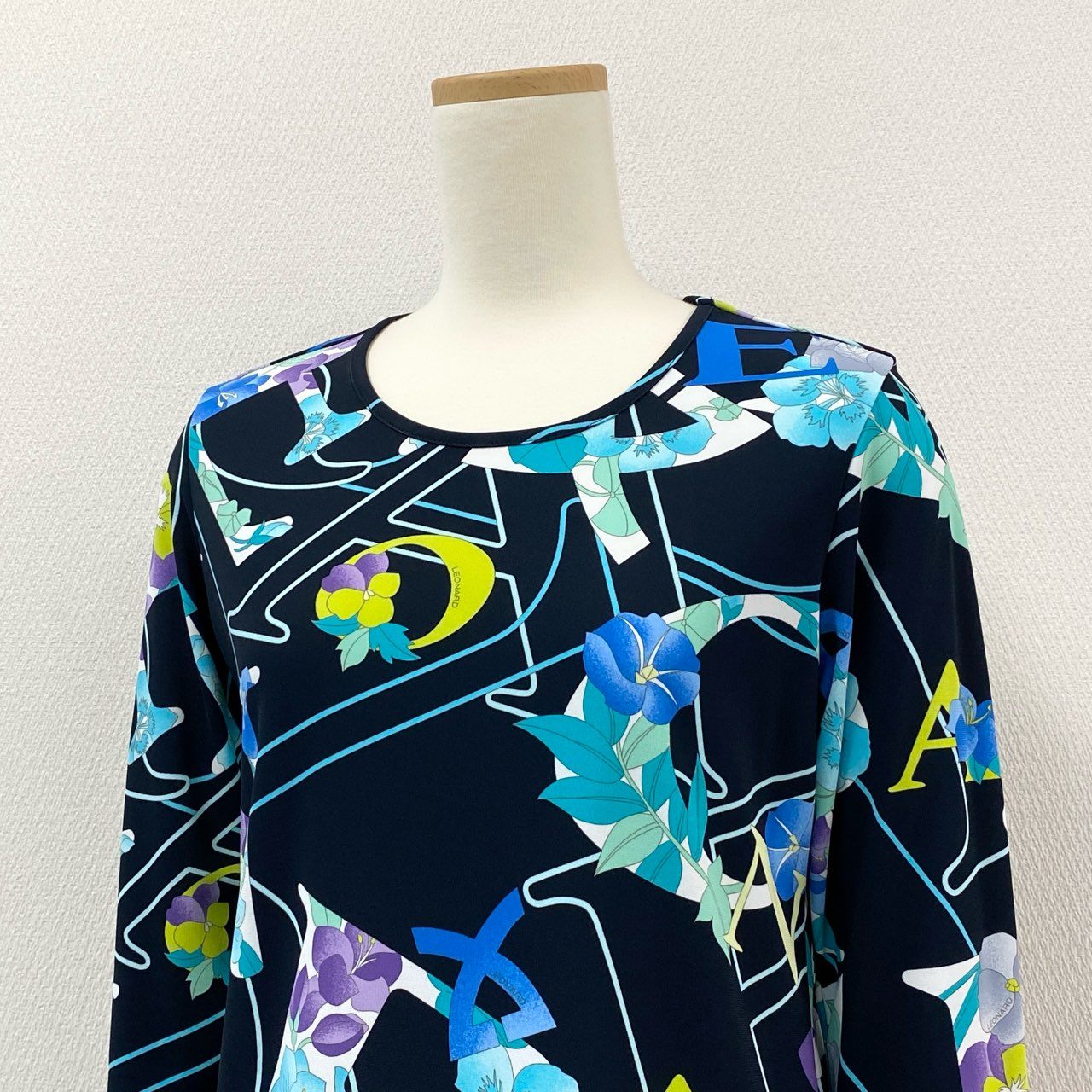 32i9 LEONARD SPORT レオナール スポーツ 七分袖カットソー クルーネック 花柄カットソー トップス 薄手 レディース 女性用 0598047 38 ブラック マルチカラー ポリエステル100%u02t