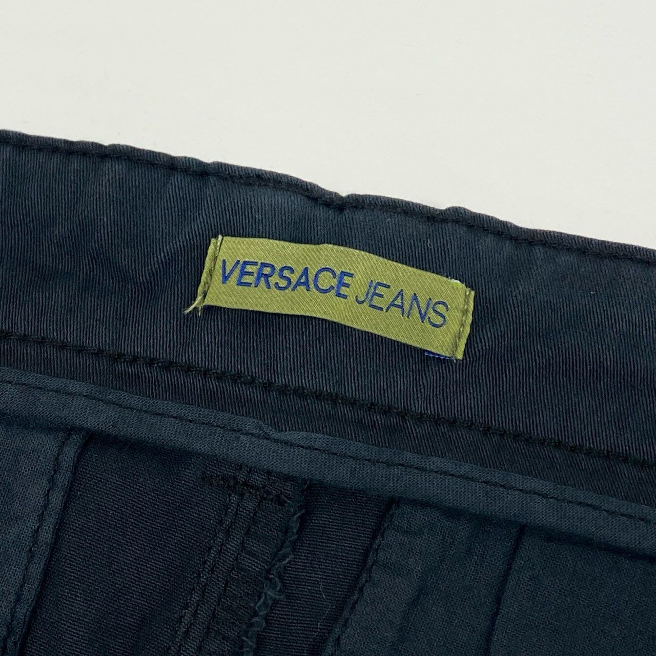 86f24 VERSACE JEANS ヴェルサーチジーンズ スラックス チノパン コットンパンツ ロゴプレート イタリア製 メンズ 男性用 タグ付き 46 ネイビー