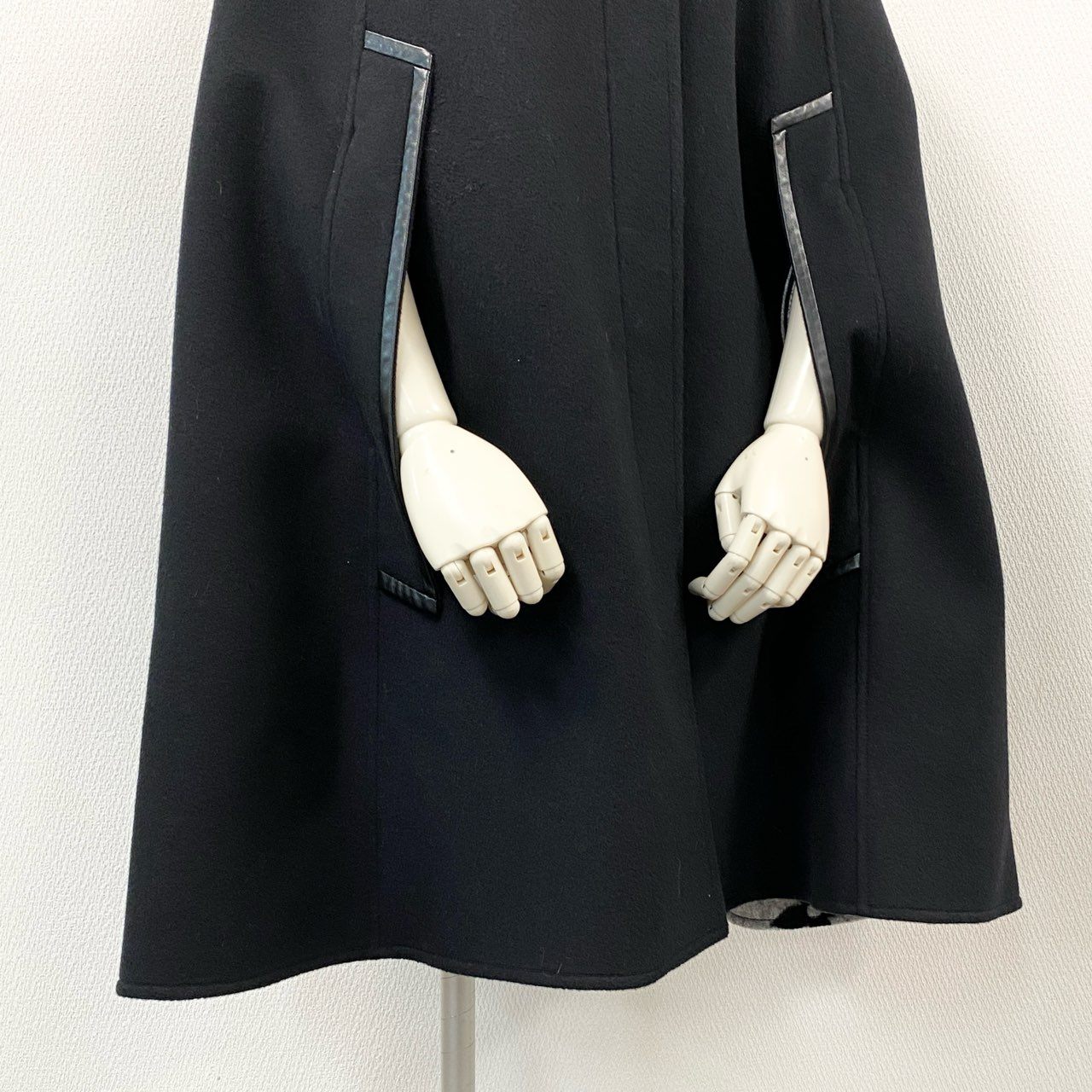 32k28 《極美品》 LOUIS VITTON ルイヴィトン 21年製 ウールポンチョ マントコート ロング 裏地 ジャイアントモノグラム イタリア製 羊革 国内正規品 38 ブラック レディース