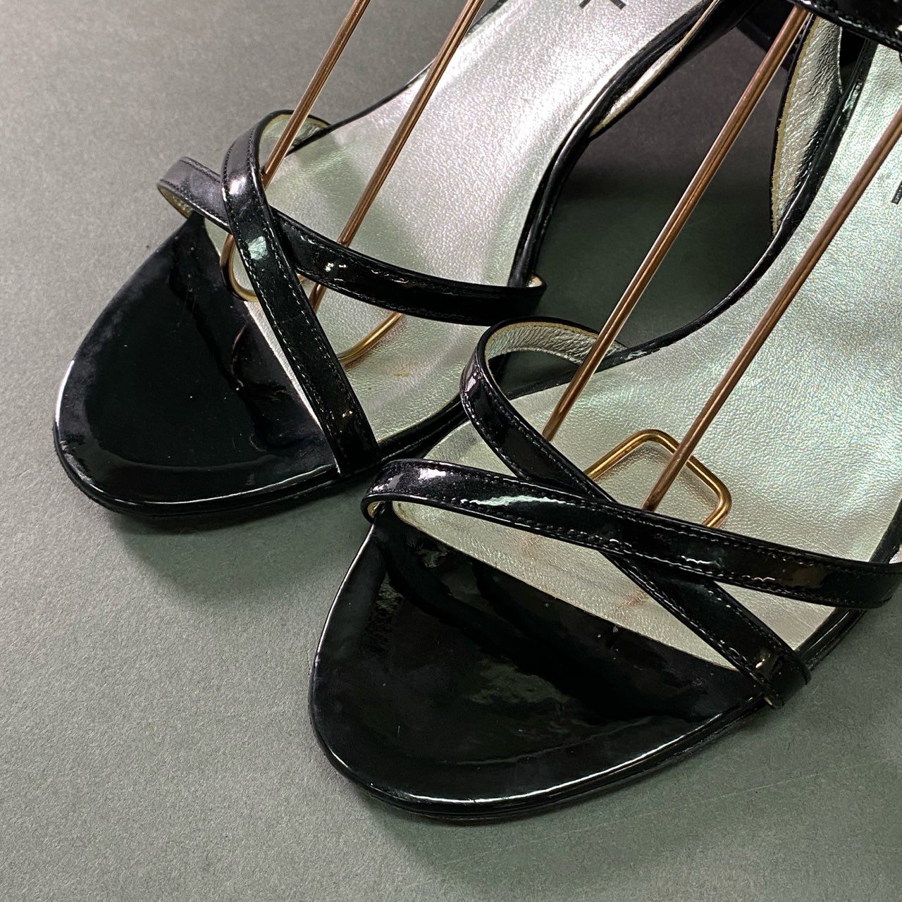 7b12 CHANEL シャネル アンクルストラップ ヒールサンダル チャンキーヒール ココマーク イタリア製 レディース 36 1/2 ブラック エナメル
