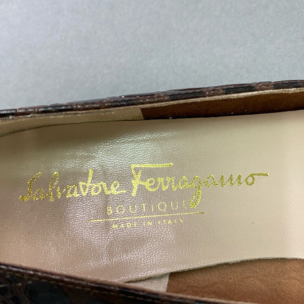 2e10 《美品》 Salvatore Ferragamo サルヴァトーレ フェラガモ VARA ヴァラリボン クロコ パンプス 8 1/2 ブラウン レザー シューズ 革靴 箱付き