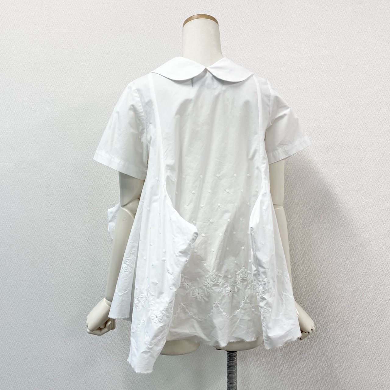 64g18 《美品》 tricot COMME des GARCONS トリコ コムデギャルソン 刺繍デザイン ペプラムシャツ M ホワイト ブラウス AD2020