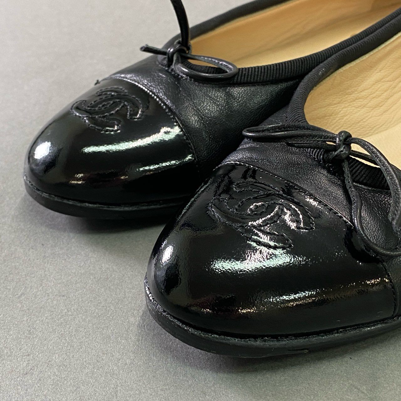 1d14 CHANEL シャネル エナメル ラムレザー フラットシューズ 36 1/2 ブラック Leather ココマーク バレエシューズ イタリア製 保存袋付き