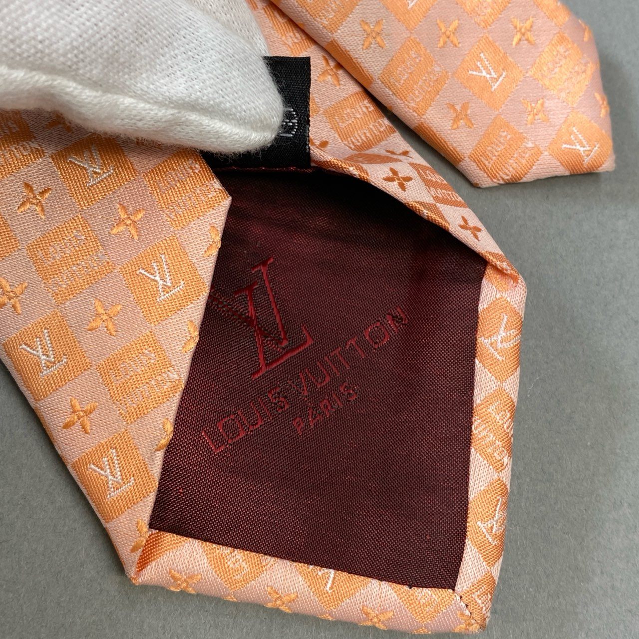 j16《極美品》LOUIS VUITTON ルイヴィトン ネクタイ シルク 絹100% フォーマル ダミエ LVロゴ ペールオレンジ メンズu02t