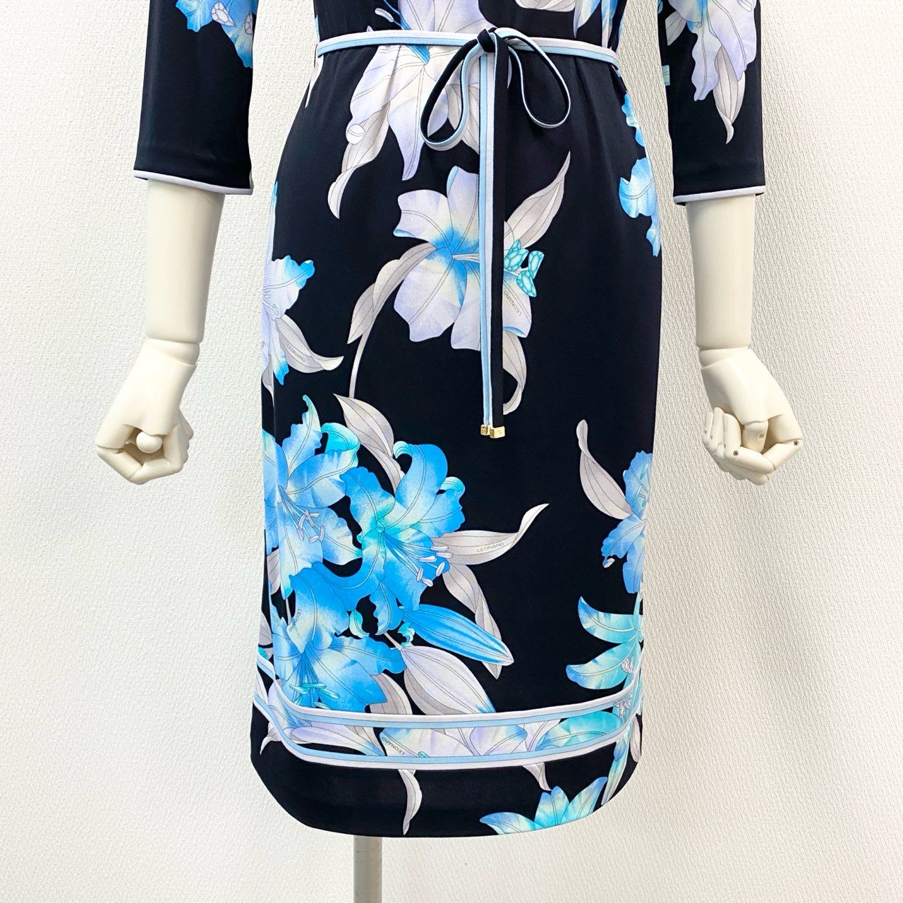 45h26 LEONARD FASHION レオナール カンカン素材 花柄プリント バックジップ 五分袖ワンピース ドレス チュニック ウエストマーク 34 ブルー ブラック レディースo07t