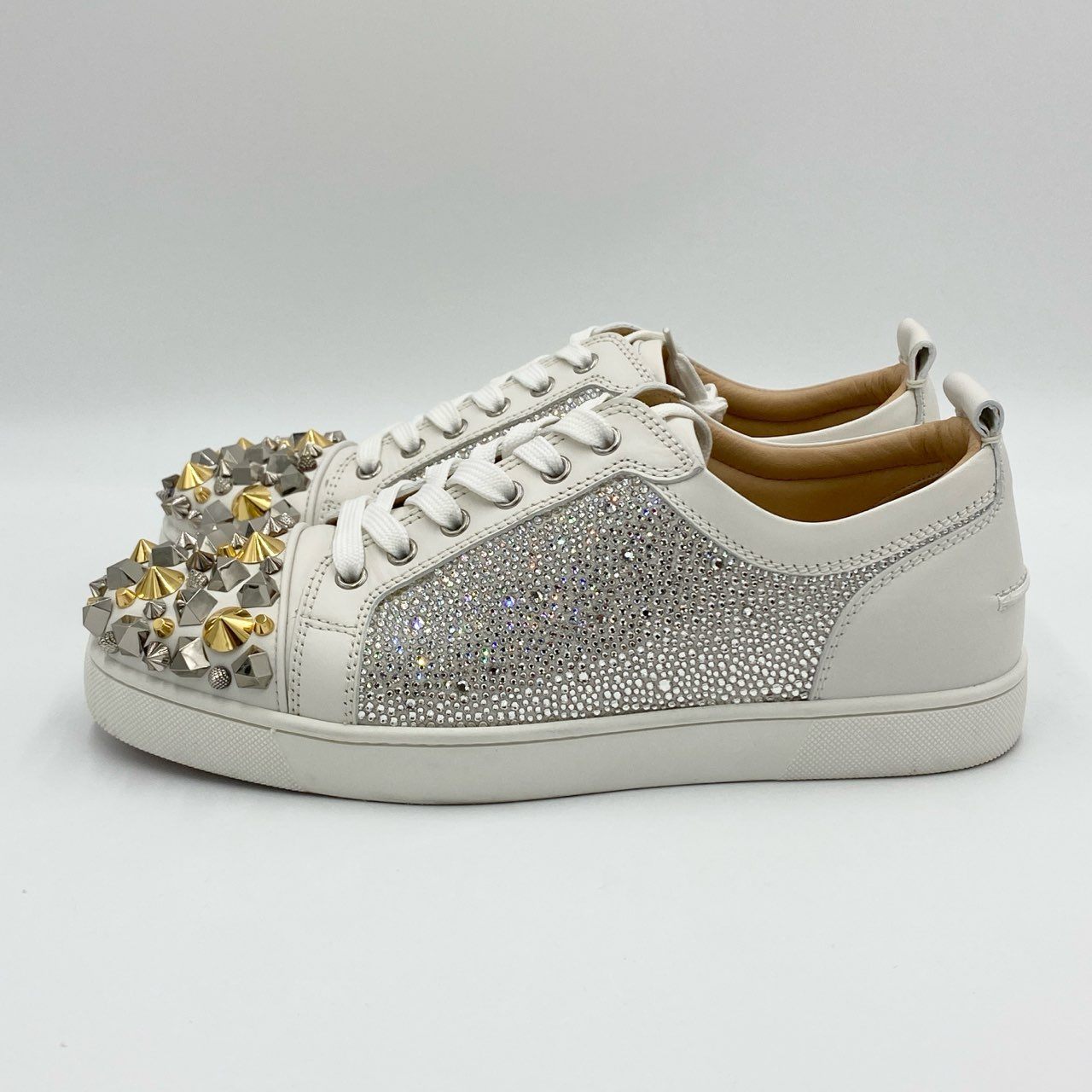 1h20《美品》 Christian Louboutin クリスチャンルブタン ルイスジュニア ストラス スパイク スニーカー シューズ スタッズ ラインストーン サイズ42 ホワイト メンズ 紳士靴k02i