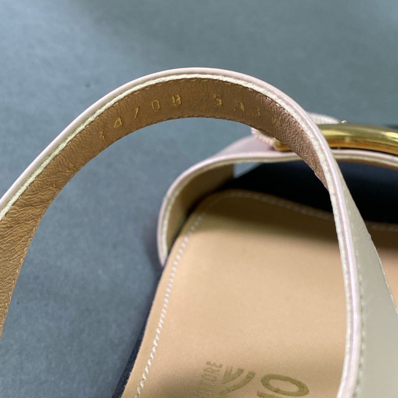 2f8 《美品》 Salvatore Ferragamo サルヴァトーレ フェラガモ VARA ヴァラリボン ストラップサンダル 6 1/2 ピンク ブラック シューズ イタリア製 夏