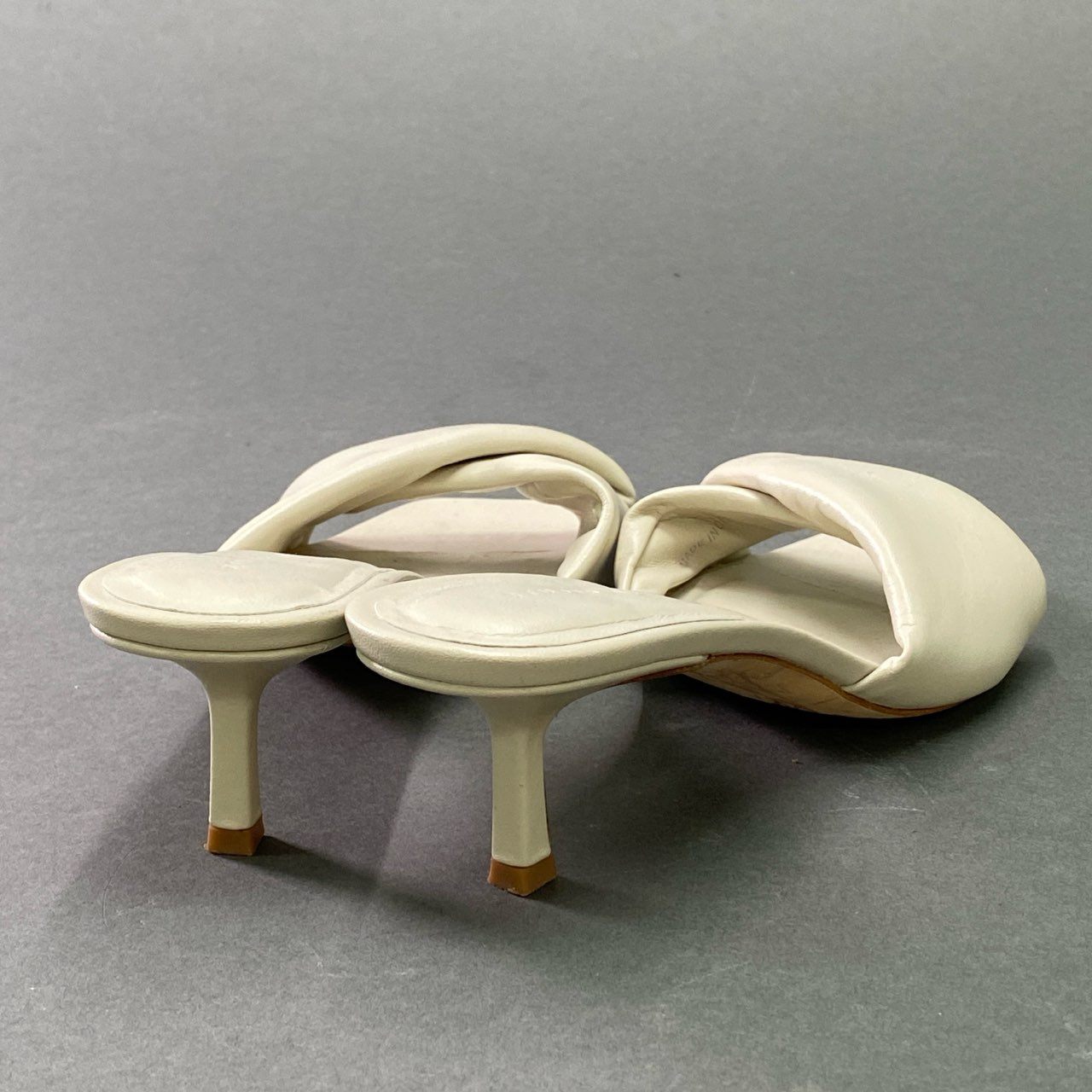 1e26 《美品》定価¥53.900 STUDIO AMELIA スタジオアメリア TWISTED FRONT SANDAL ツイステッドサンダル 23.5cm ホワイトベージュ レザー シューズ 夏