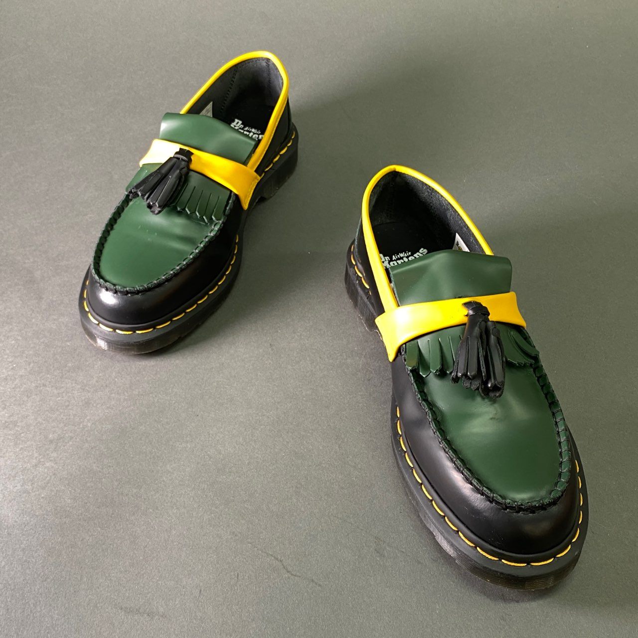 6l20 《美品》 Dr.Martens ドクターマーチン ADRIAN エイドリアン タッセルローファー 27308001 UK9 ブラック グリーン イエロー レザー シューズ 靴 箱付き