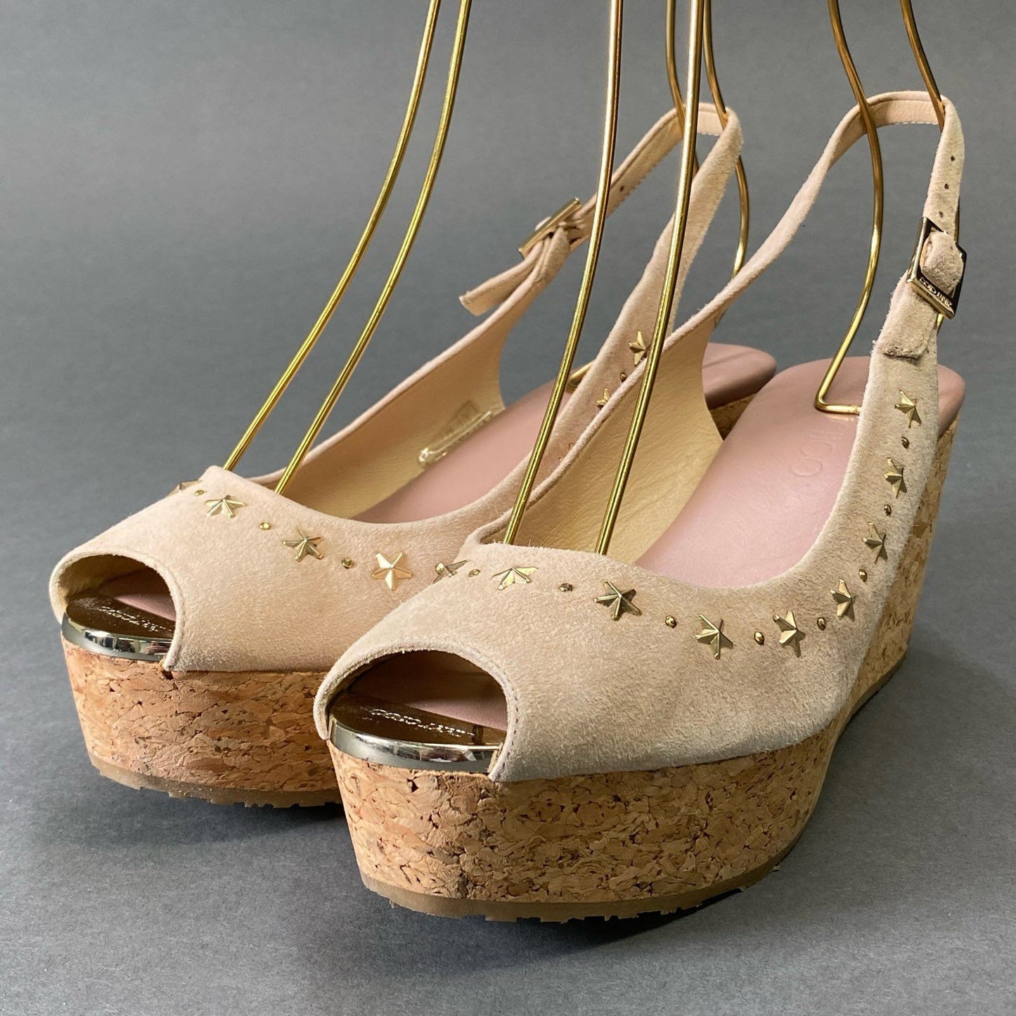 9g9 《美品》 JIMMY CHOO ジミーチュウ ウェッジソール スタースタッズサンダル 37 ベージュ スエードレザー 厚底 シューズ