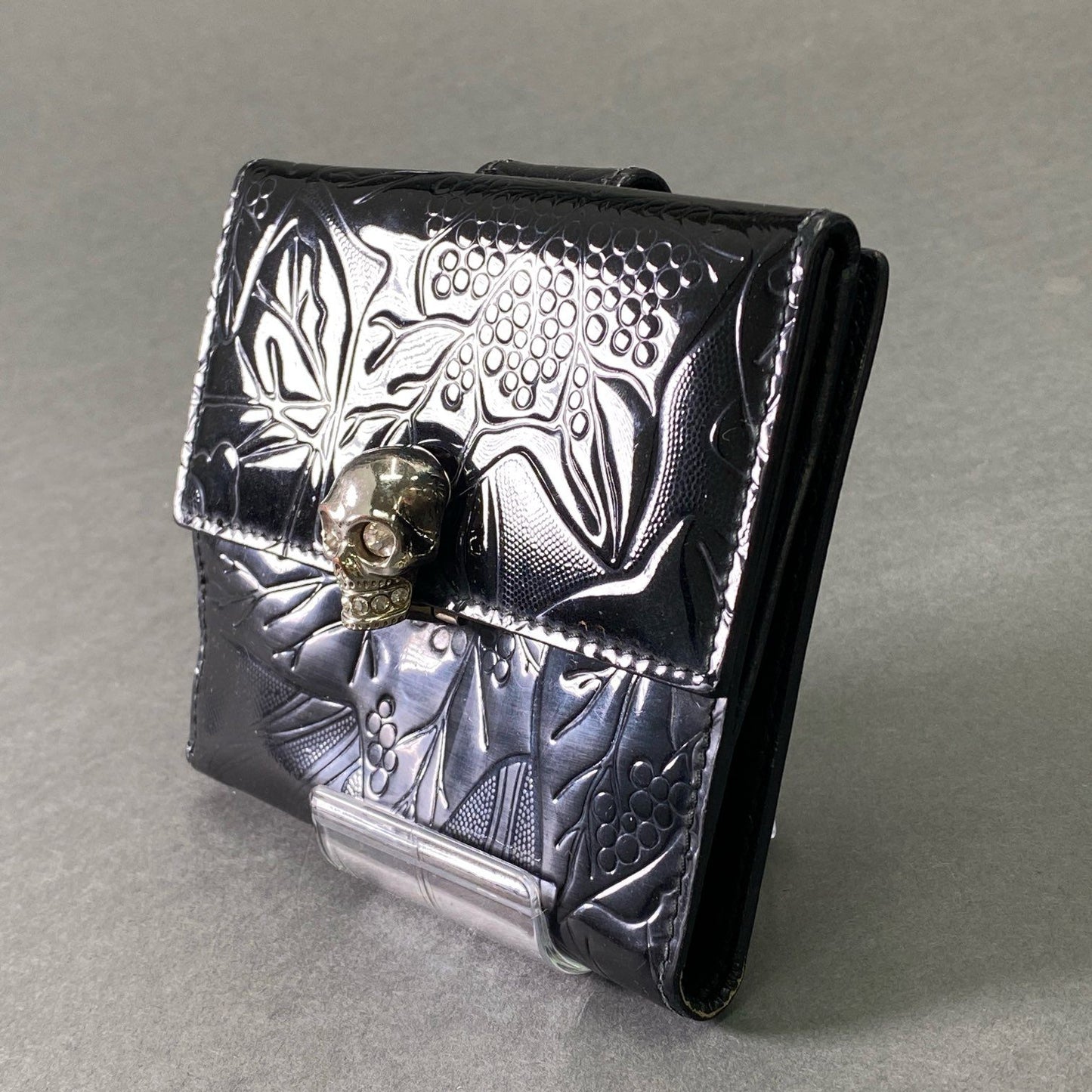 e8 ALEXANDER MCQUEEN アレキサンダー マックイーン エナメル 型押し スカルショートウォレット ブラック パテントレザー カラーストーン 骸骨 財布 イタリア製