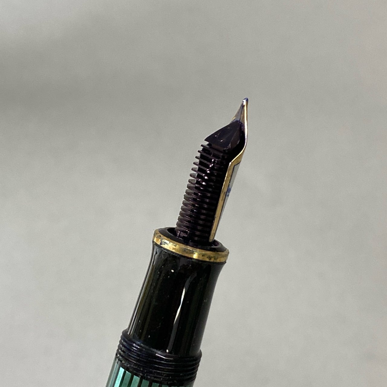 j16《美品》 Pelikan ペリカン SOUVERAN スーベレーン 万年筆 14C 585 グリーン ブラック ストライプ 箱 インク付きt18r