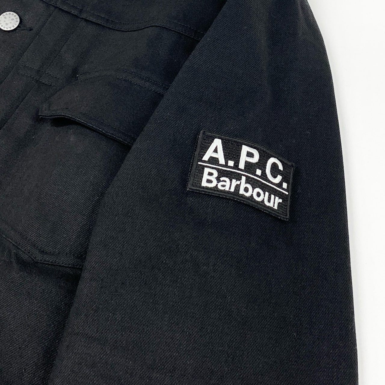 38d28 【新品タグ付き】 A.P.C. × Babour アーペーセー バブアー SPEY スペイ デニムジャケット Gジャン 251MCAS173 サイズL ブラック 25ss 腕章ワッペン ノンワックス