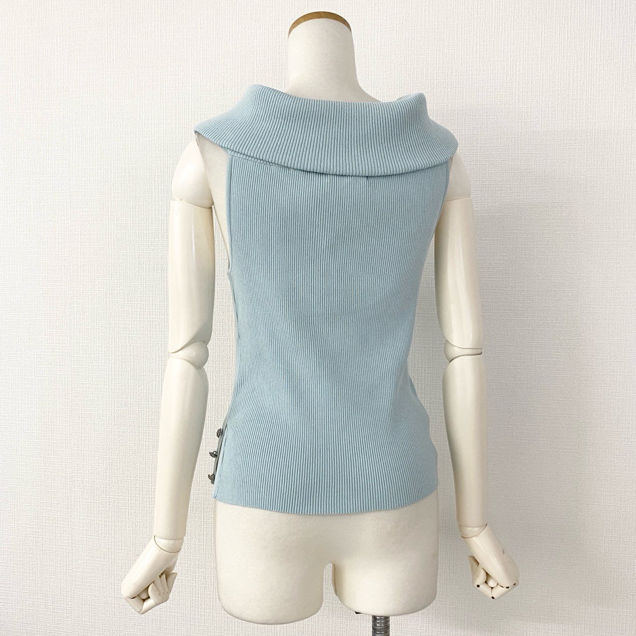 52d14 《タグ付き》 Rene ルネ ノースリーブ タートルネック リブニット セーター トップス カメリアボタン 5932040 サイズ38 ライトブルー レディース 日本製
