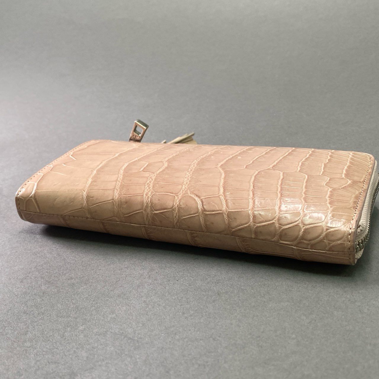 f10 【美品】 Pelley Lusso 本クロコ マットクロコ ラウンドジップ タッセル付き ロングウォレット 長財布 ピンクベージュ クロコダイルレザー レディース