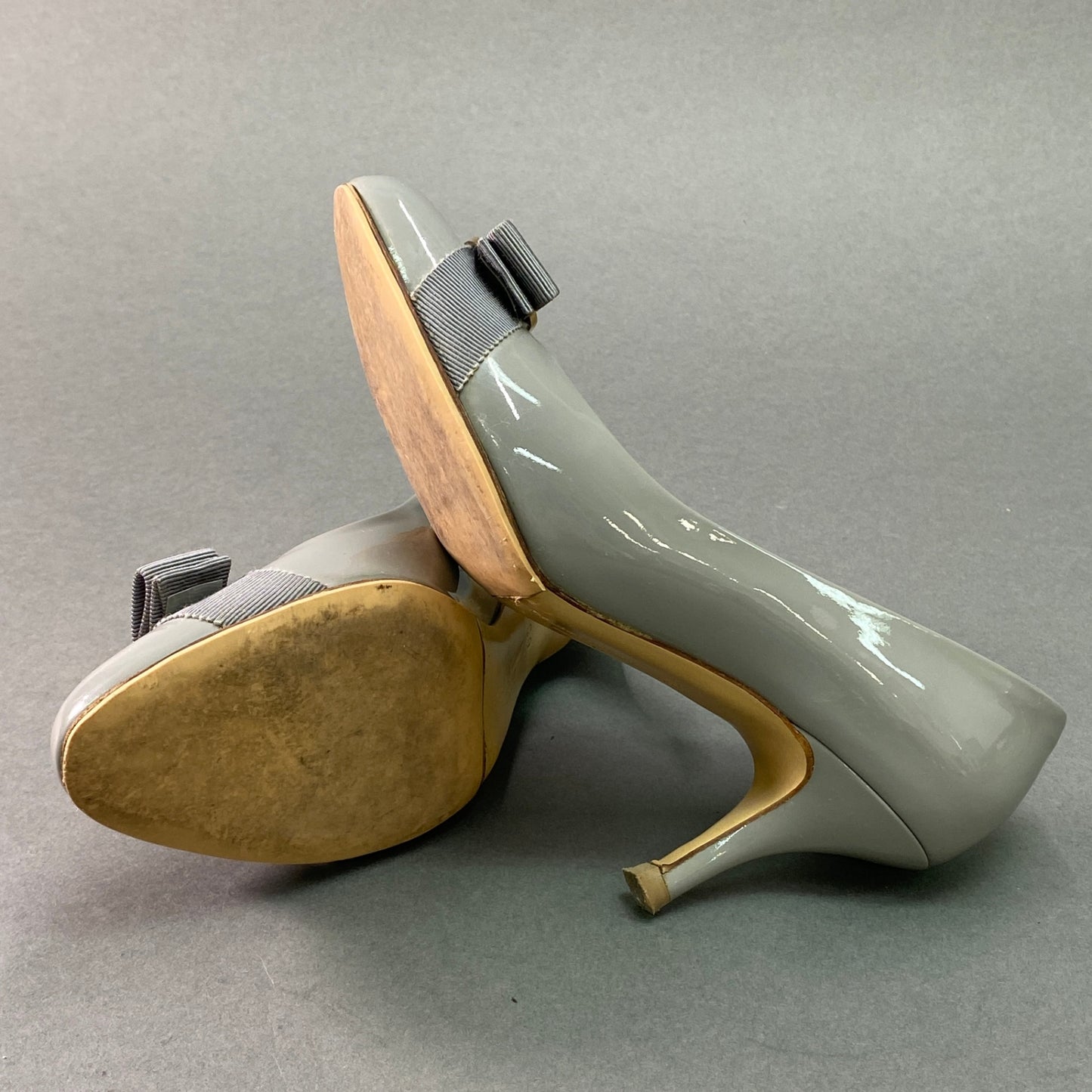 g29《美品》 Salvatore Ferragamo サルヴァトーレ フェラガモ VARA JELLY ヴァラリボンパンプス 6D ライトグレー エナメル シューズ 箱 保存袋有t18r