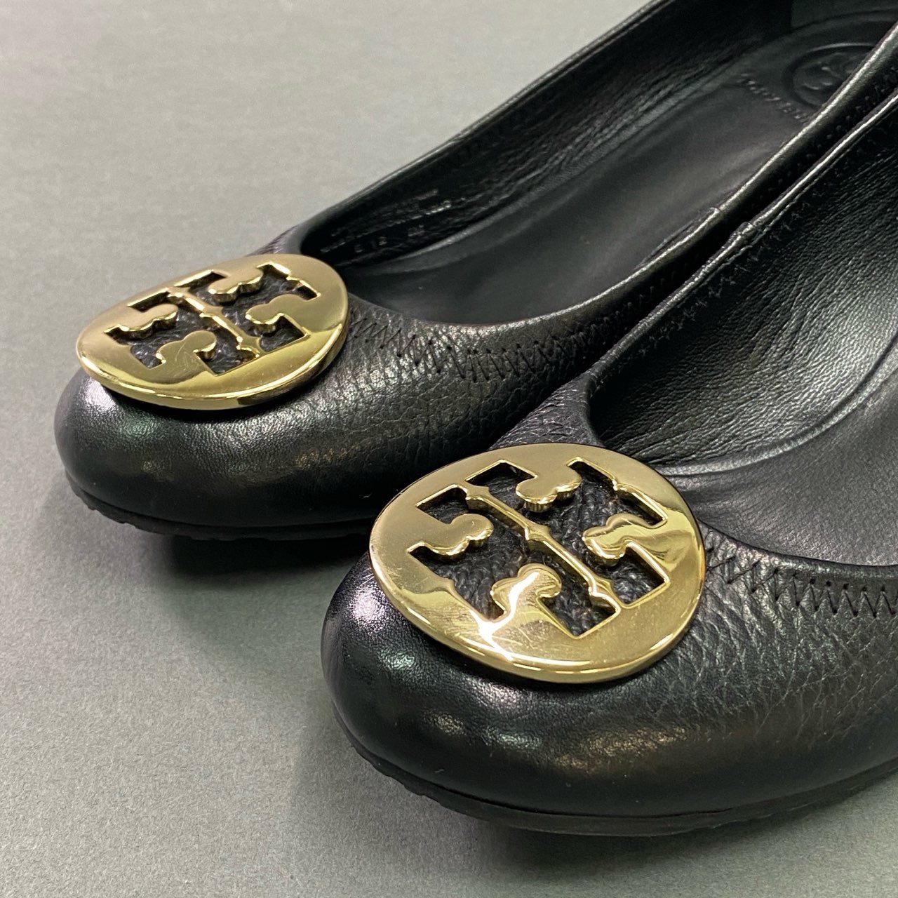 5c18 TORY BURCH トリーバーチ ウェッジソール ロゴ金具 パンプス シューズ 7M ブラック レザー