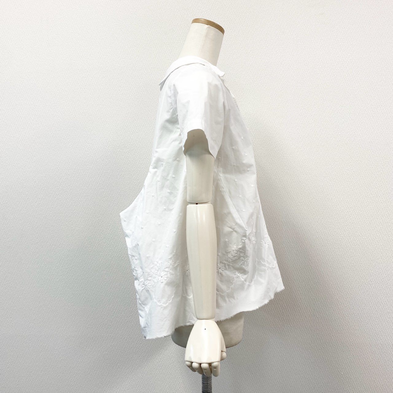 64g18 《美品》 tricot COMME des GARCONS トリコ コムデギャルソン 刺繍デザイン ペプラムシャツ M ホワイト ブラウス AD2020