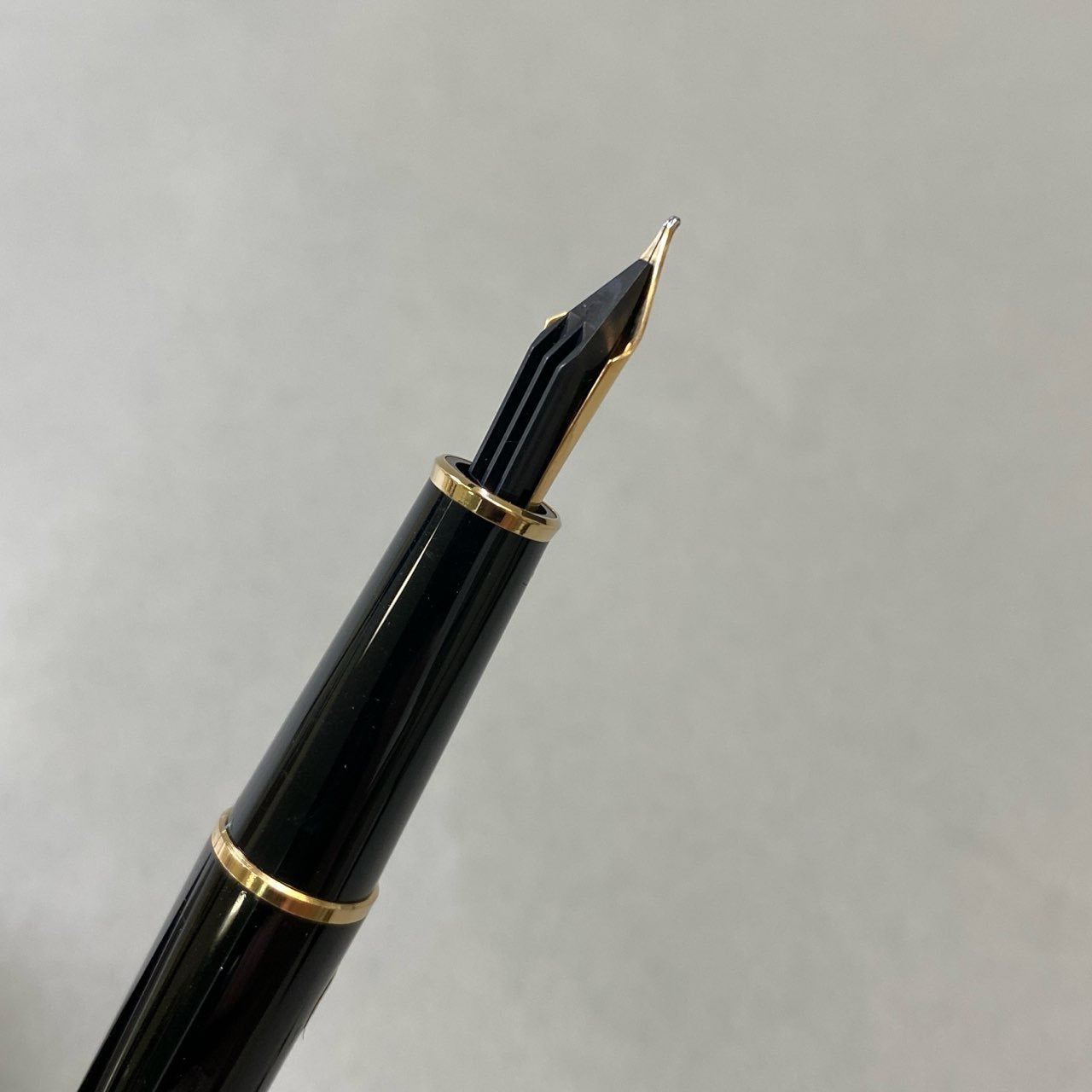 j16《美品》 MONTBLANC モンブラン MEISTERSTUCK 万年筆 ペン先 14K 585 ブラック ゴールド マイスターシュテュック ケース付きt18r