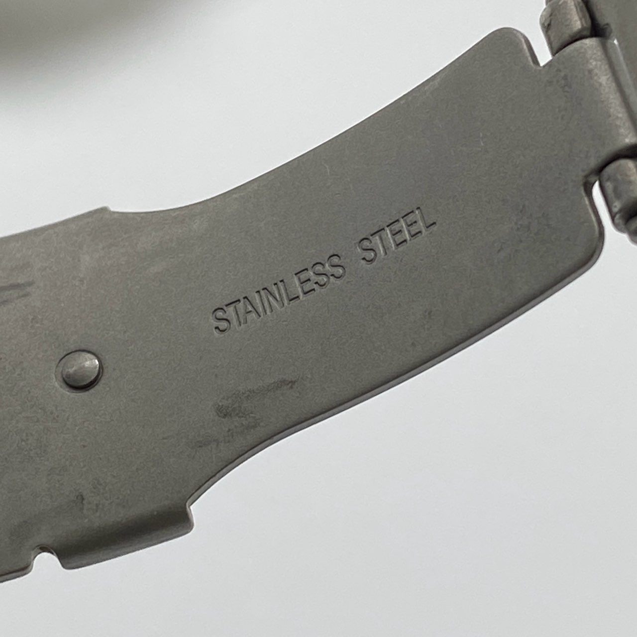 h21《美品》 TECHNOS テクノス 100周年記念モデル メンズ腕時計 T9C29 ブラック ゴールド コマ有 日付表示 逆回転防止ベゼル クリスタルガラスt18r