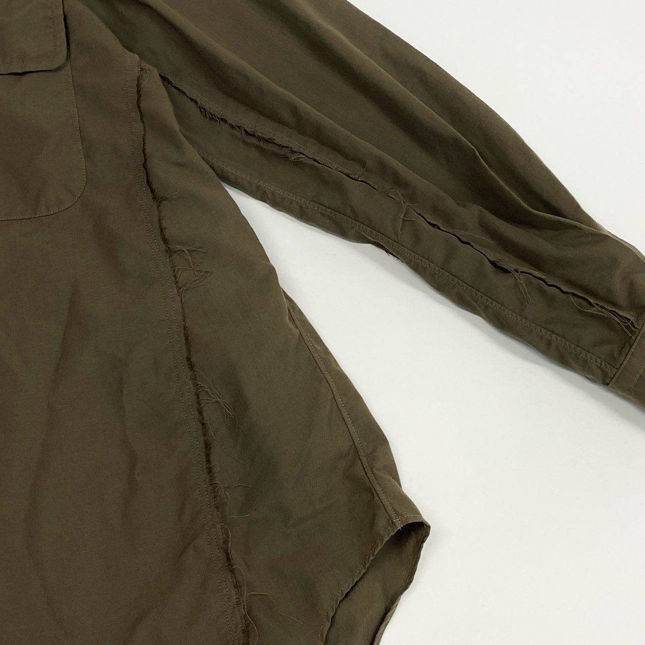 68j15 《極美品》COMME des GARCONS コムデギャルソン 製品染めエステルシャツ 23AW 長袖シャツ RL-B007 XS カーキ メンズu02t
