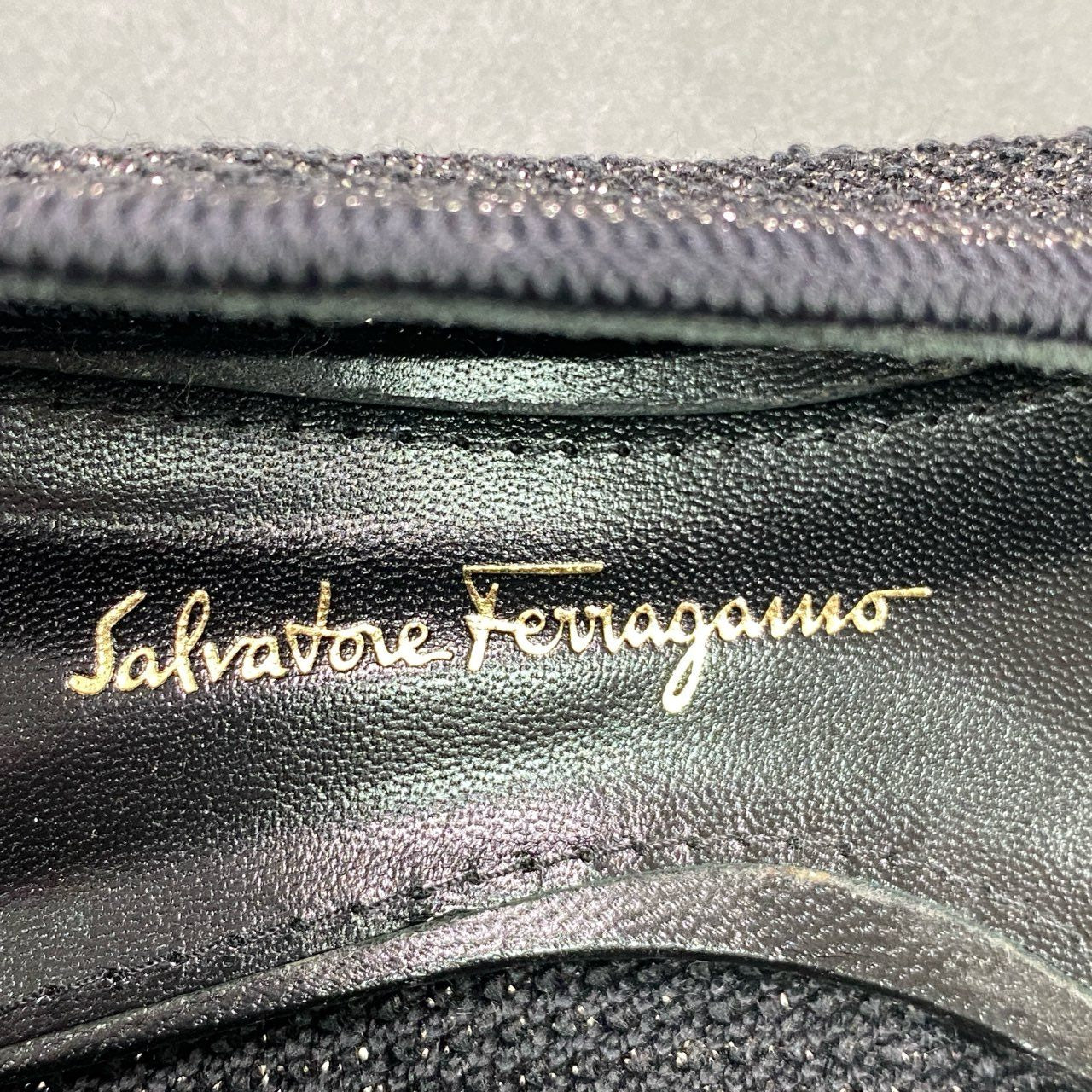 5c21 《美品》 Salvatore Ferragamo サルヴァトーレ フェラガモ VARA ヴァラリボン ラメ入り ソックスパンプス 7 ブラック ゴールド イタリア製 シューズ