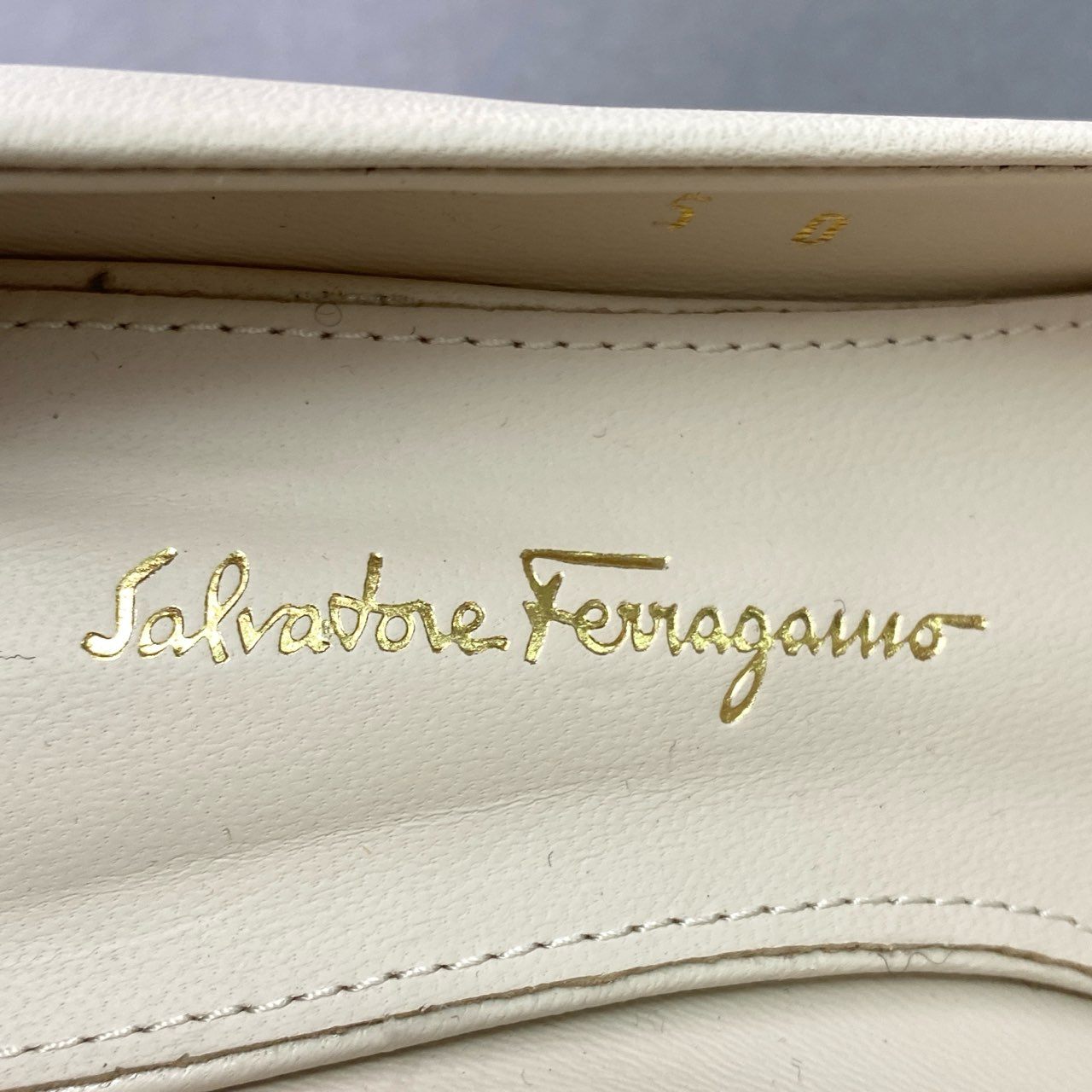 2k11 《美品》 Salvatore Ferragamo サルヴァトーレ フェラガモ VARA ヴァラリボン パンプス 5 約22.5cm アイボリー レザー ZERI 70 イタリア製