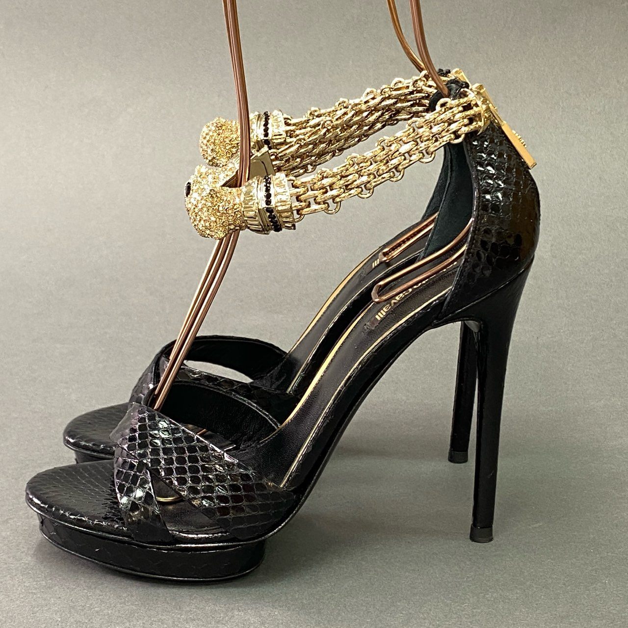 6a6 《美品》 Roberto Cavalli ロベルトカヴァリ パンサーヘッド ゴールドチェーン パイソン ハイヒールサンダル 36 ブラック パンプス イタリア製 シューズ 靴