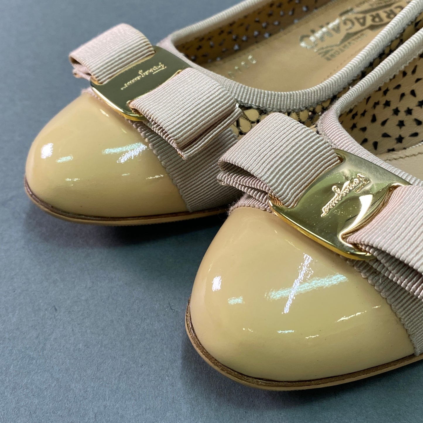 g29《美品》 Salvatore Ferragamo サルヴァトーレ フェラガモ SUSETTE VARA ヴァラリボン フラワーパンプス 6 1/2 ベージュ レザー シューズ 箱 保存袋有t18r