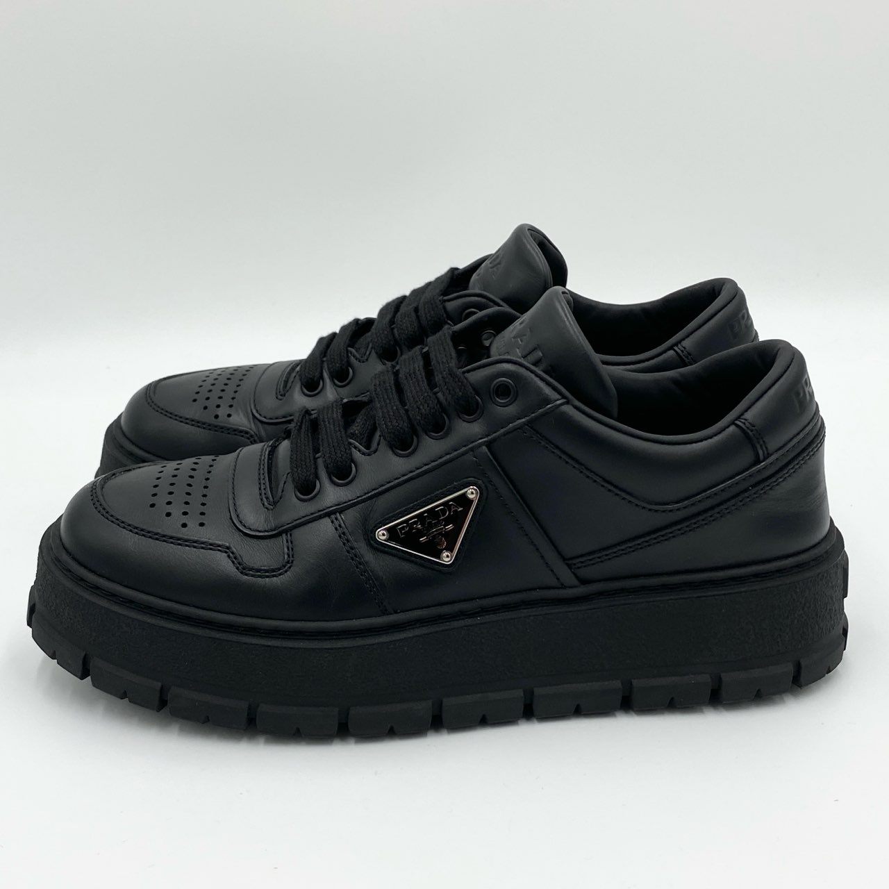 1h20《極美品》 PRADA プラダ レザースニーカー ローカット シューズ トライアングルロゴ 2EG452 サイズ7 ブラック レザー メンズk02i