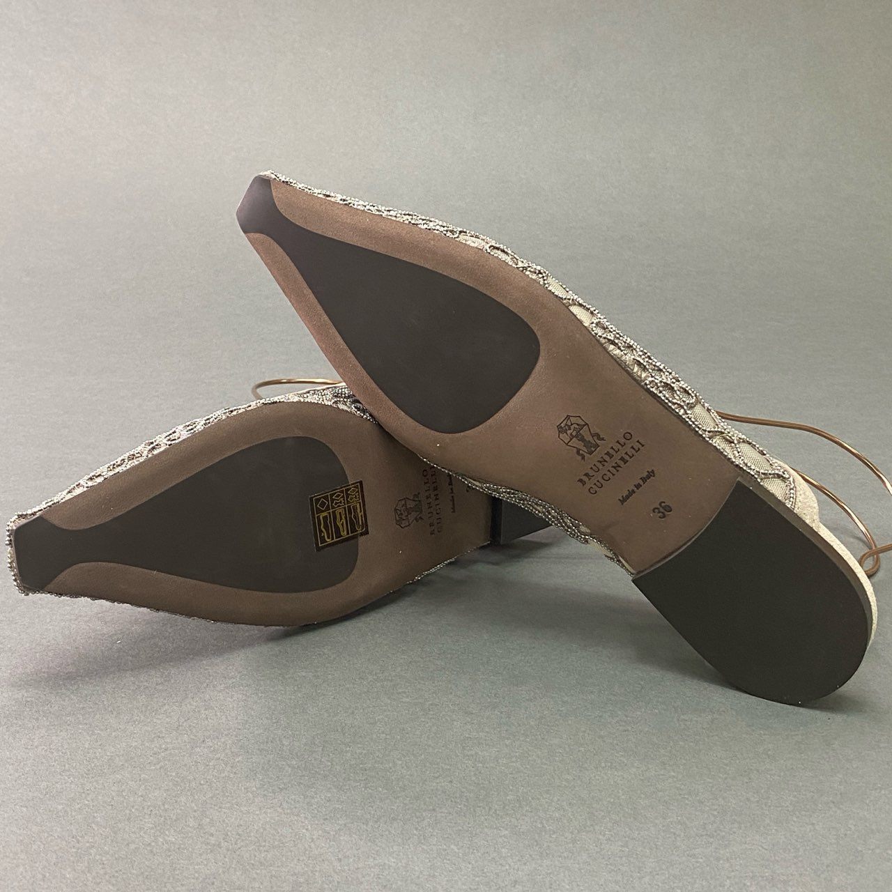 1c6 《美品》 BRUNELLO CUCINELLI ブルネロクチネリ 現行モデル フラットシューズ パンプス スリングバック ビーズ装飾 レース スエード 36 グレー
