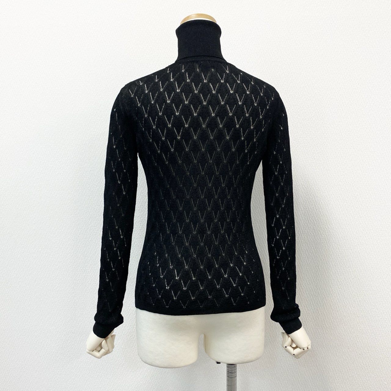 7f11 【美品】CHANEL シャネル 2023AW タートルネック ラメ入り 薄手ニット トップス ロゴプレート P75380K10834 サイズ36 ブラック レディース
