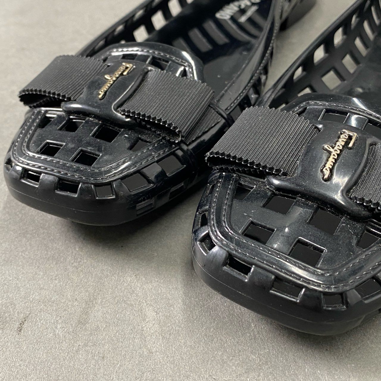 5f13 Salvatore Ferragamo サルヴァトーレフェラガモ ラバー素材 PVC ヴァラリボン サンダル フラットシューズ サイズ8 ブラック レディース