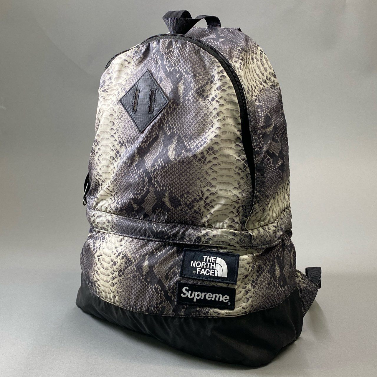 Bi18 Supreme シュプリーム × THE NORTH FACE ノースフェイス スネークスキン リュックサック グレー ブラック パイソンプリント ヘビ柄 ライトウェイトデイパック カバンt18r