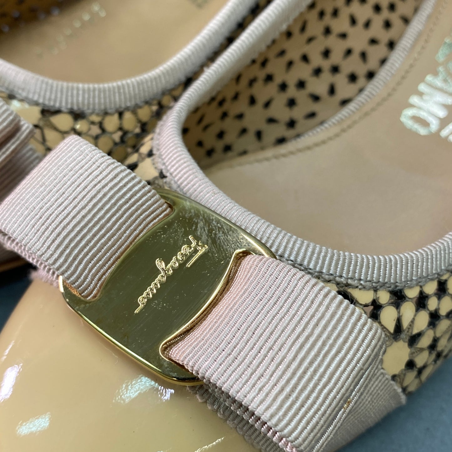 g29《美品》 Salvatore Ferragamo サルヴァトーレ フェラガモ SUSETTE VARA ヴァラリボン フラワーパンプス 6 1/2 ベージュ レザー シューズ 箱 保存袋有t18r