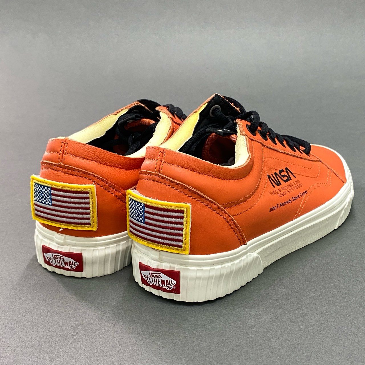5f4 《未使用品》 VANS ヴァンズ × NASA ナサ Space Voyager スペースボイジャー OLD SKOOL オールドスクール スニーカー 26cm オレンジ レザー 箱付き