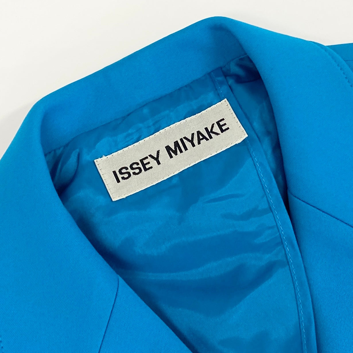 45h15 ISSEY MIYAKE イッセイミヤケ 日本製 4Bテーラードジャケット ジップポケット 羽織 IM73-JD102 Mサイズ ブルー ポリエステル レディースo07t