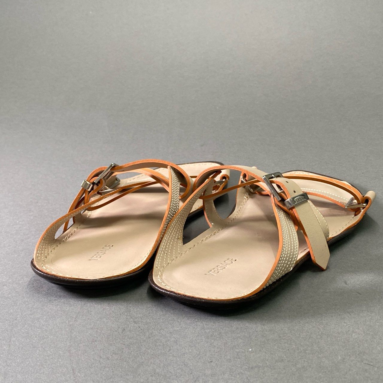 7d16 《美品》 VERSACE ヴェルサーチ フラットレザーサンダル 41 ベージュ Leather シューズ イタリア製 夏