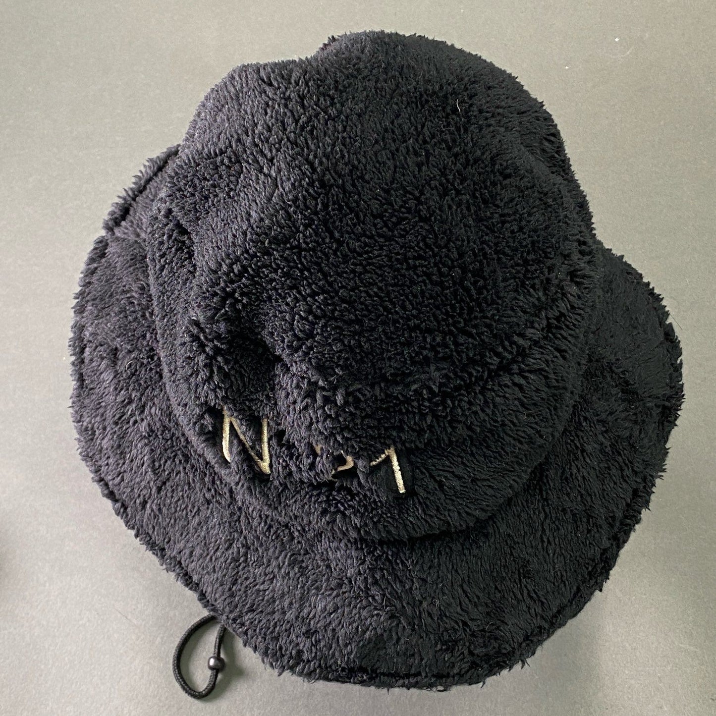e8 《美品》 N゜21 ヌメロヴェントゥーノ × NEW ERA ニューエラ アドベンチャーライト ボアフリース バケットハット ブラック クリスタルチェーン 帽子