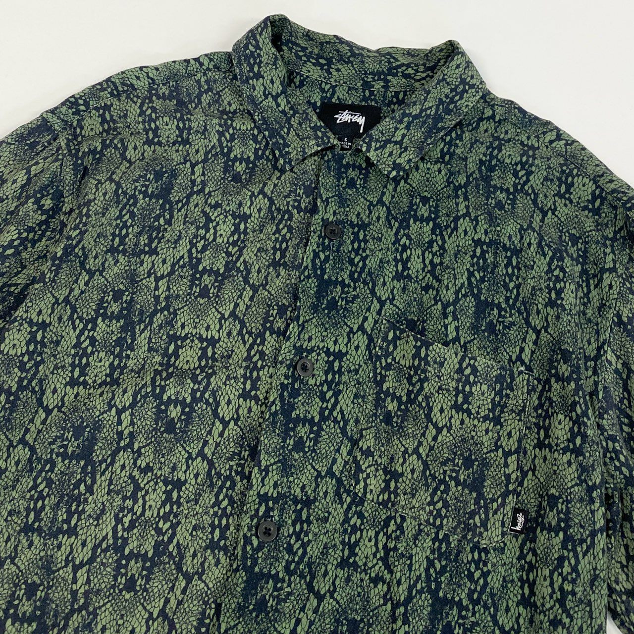 32j3 STUSSY ステューシー ロゴタグ パイソン柄 半袖シャツ オープンカラー 開襟 Sサイズ グリーン レーヨン メンズo07t