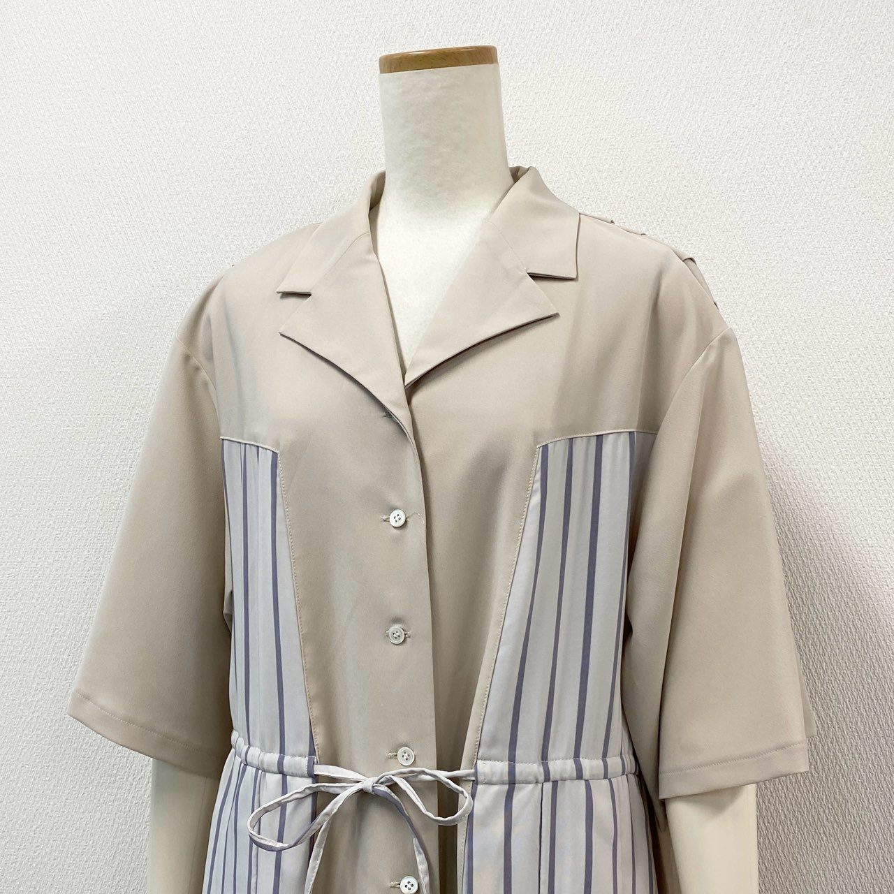 14f12-3 《未使用》定価¥33.000 ふりふ プリーツ加工 フラワープリント シャツワンピース F ベージュ ドレス タグ付き