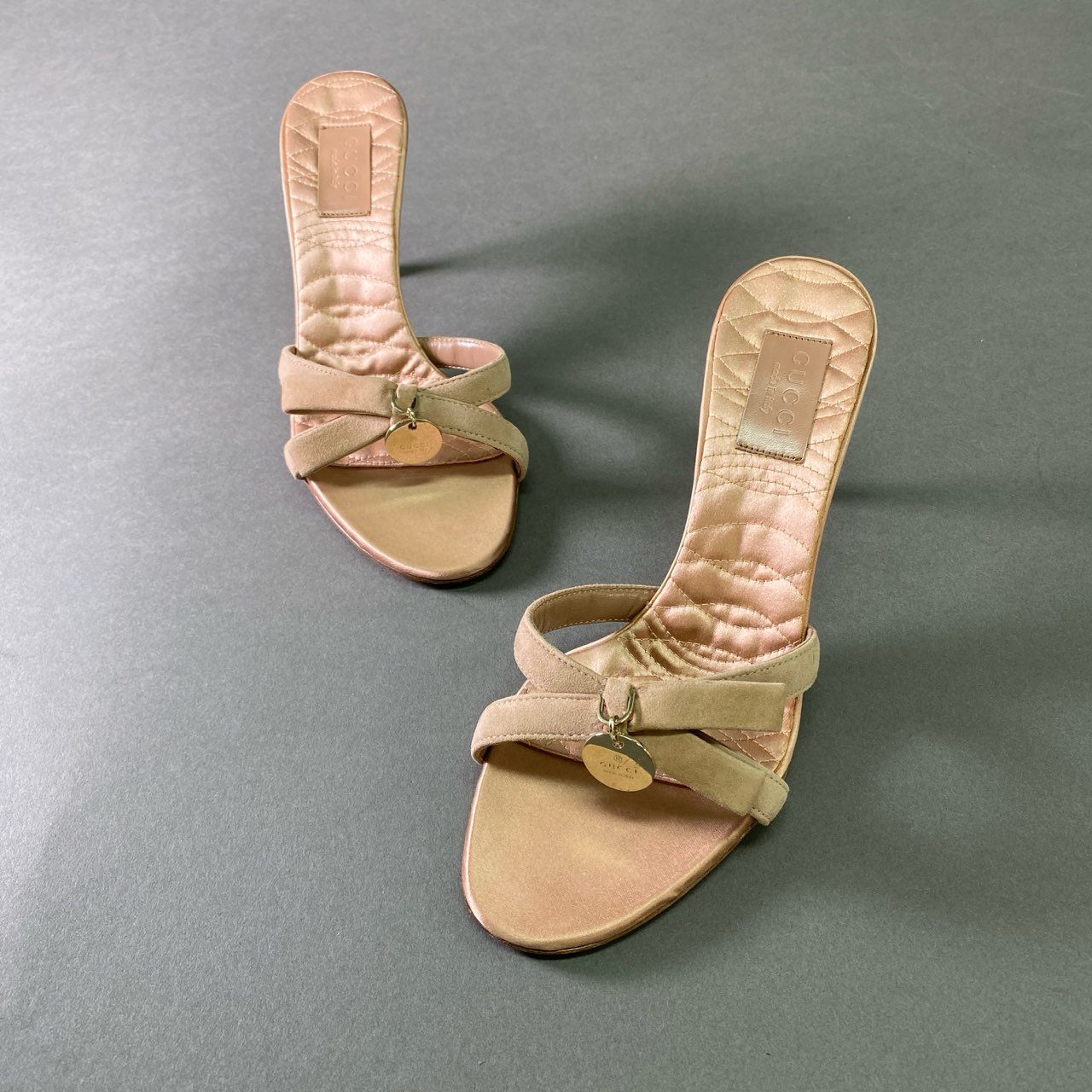 4l19 GUCCI グッチ メタルチャーム スエードレザー リボンサンダル 35 1/2 ピンク Leather イタリア製 シューズ パンプス 靴 夏