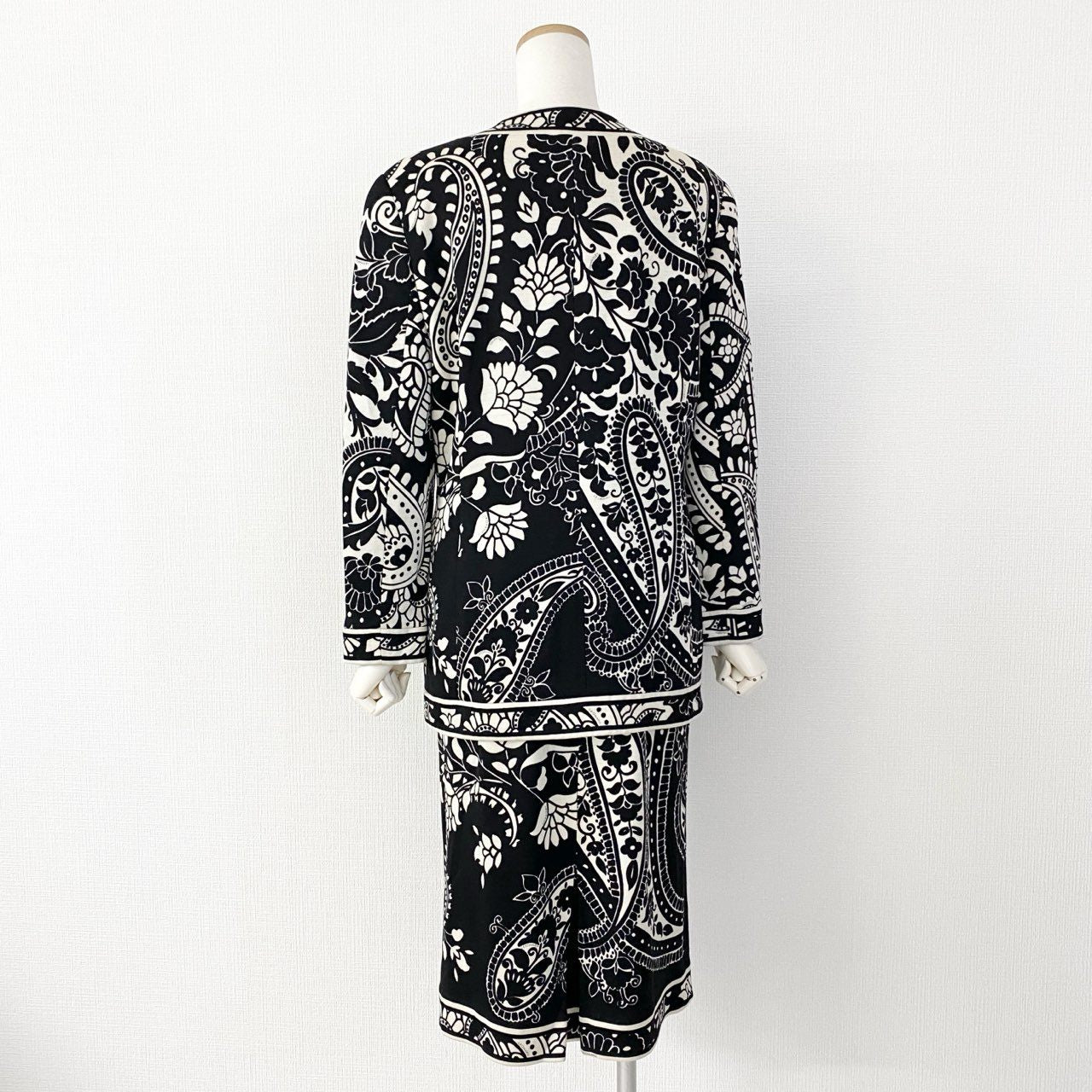 77e25 日本製 LEONARD FASHION レオナール セットアップ スーツ ノーカラージャケット/スカート ロゴ金ボタン サイズ11AR ブラックホワイト シルク100% レディース