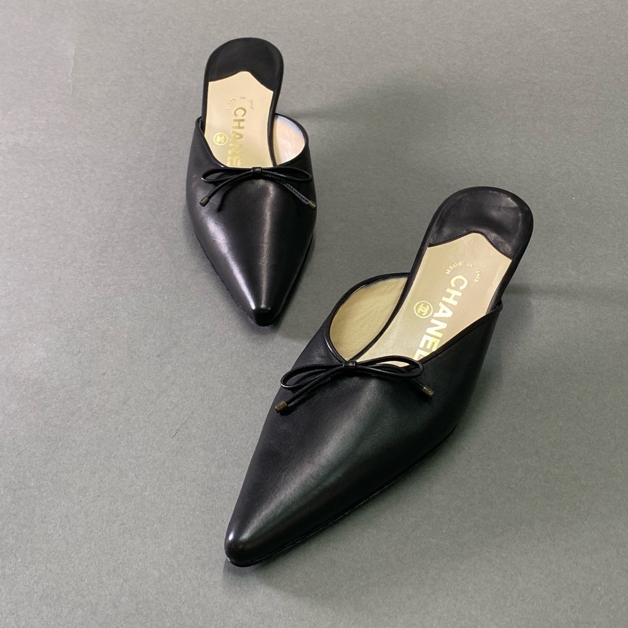 4d14 《未使用品》 CHANEL シャネル レザー ミュール リボンパンプス 37 ブラック Leather サンダル シューズ イタリア製 保存袋付き