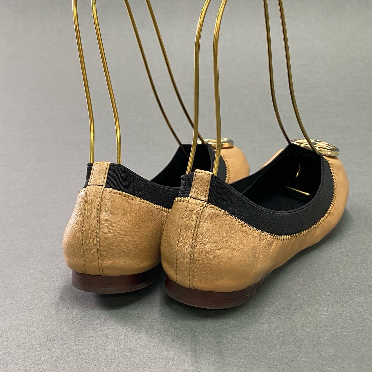 15c19 《美品》 TORY BURCH トリーバーチ フラット バレエシューズ 5.5M ベージュ レザー スリッポン 箱付き
