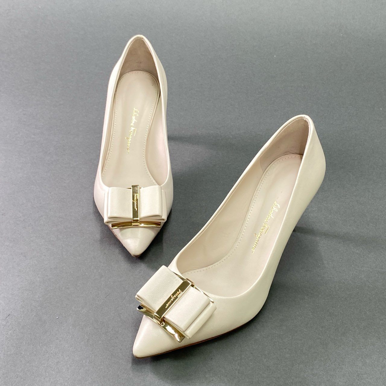 2k11 《美品》 Salvatore Ferragamo サルヴァトーレ フェラガモ VARA ヴァラリボン パンプス 5 約22.5cm アイボリー レザー ZERI 70 イタリア製