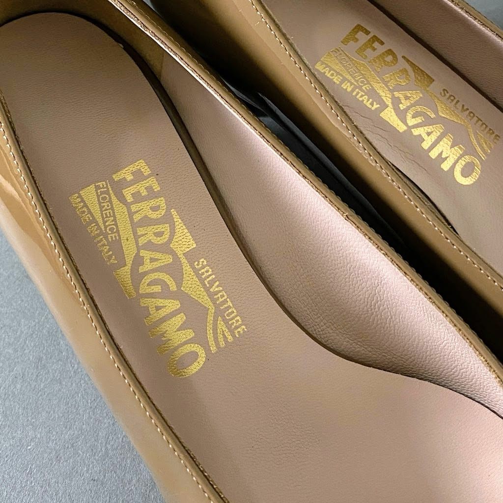 3g15 Salvatore Ferragamo サルヴァトーレフェラガモ ガンチーニ ゴールド金具 パンプス 6サイズD ベージュ パテントレザー レディース
